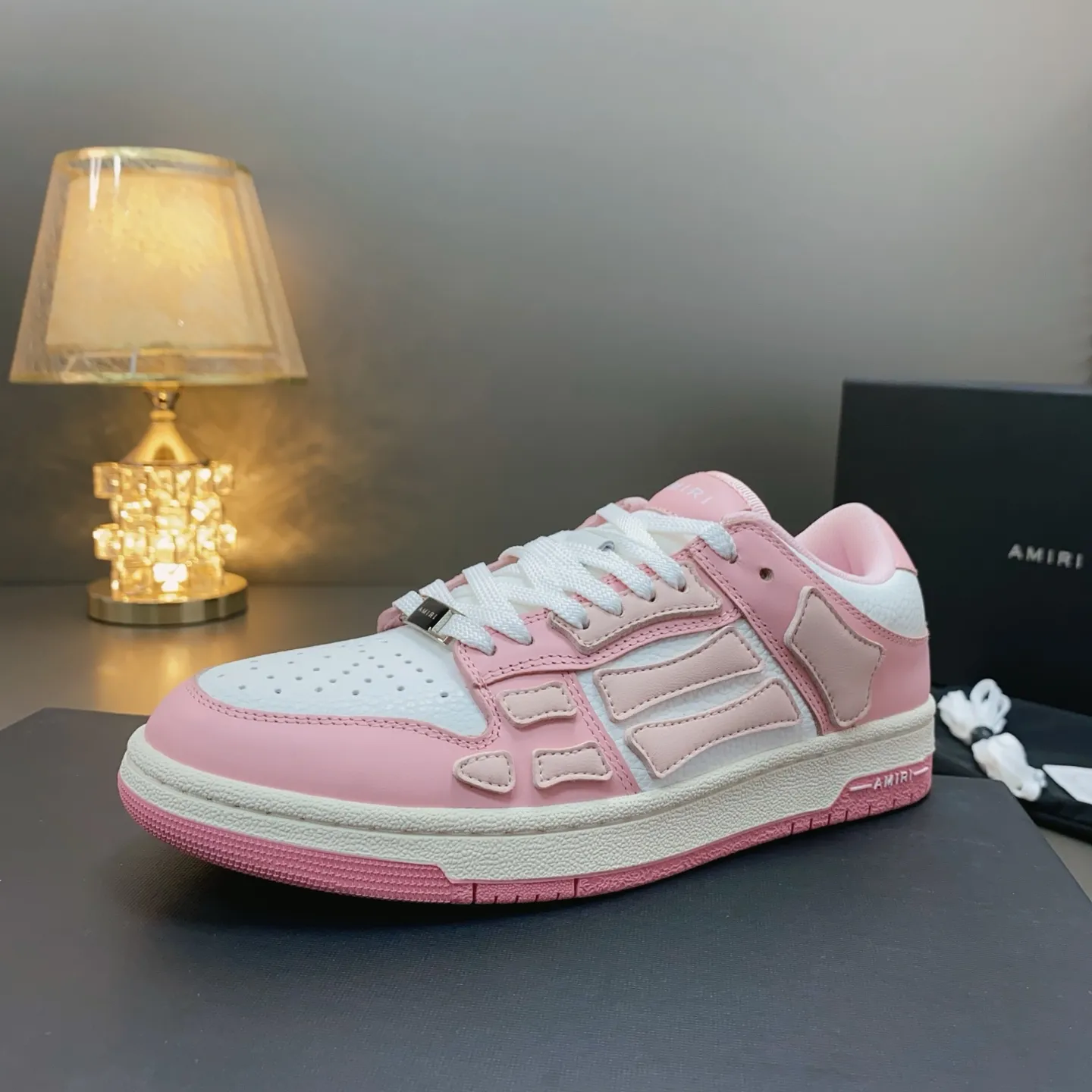 p580🐮🐮AMIRI Couple Style👑 The latest The Pacific Series Couple Style💀🦴Bone Stars Casual Sports Shoes Skateboard Shoes✔️ AMIRI's Pacific shoes are a sneaker that combines luxury and street style. Many celebrities and Internet celebrities have the same style. Its design and workmanship are very exquisite. Made of high-grade cow leather, soft to the touch and highly durable. 💎Fabrics: Original custom imported first-layer cowhide 💎Inner lining: Original customized breathable mesh 💎Foot: Original injection molded one-piece, comfortable, wear-resistant and not tiring for feet 💎Outsole: Original 1:1 molded three-color sole Original outsole 💎Sole thickness: 3CM 💎Size: Female 35-40 Male 39-46 💎Price; Top version 👑Special remarks Remark: (Female size 34 40 . Men's sizes 38 45 46 are customized and cannot be returned or exchanged. Please note when ordering! Thank you🤝🤝